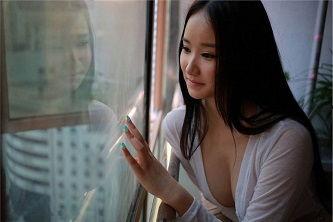 纹身网红女孩吃瓜图片